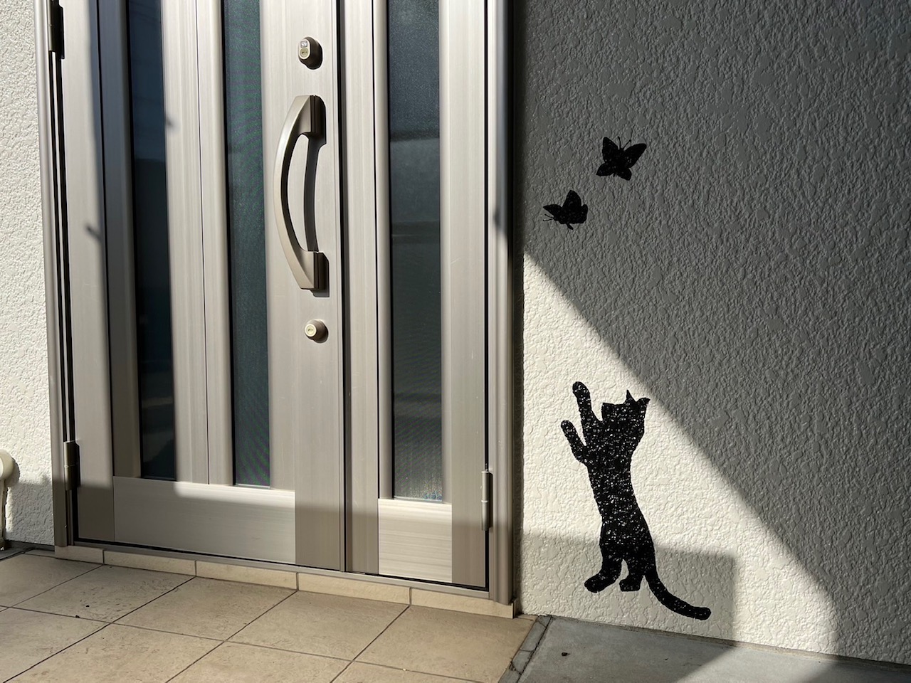猫が蝶に触ろうとしているアート塗装を遠くから見た写真