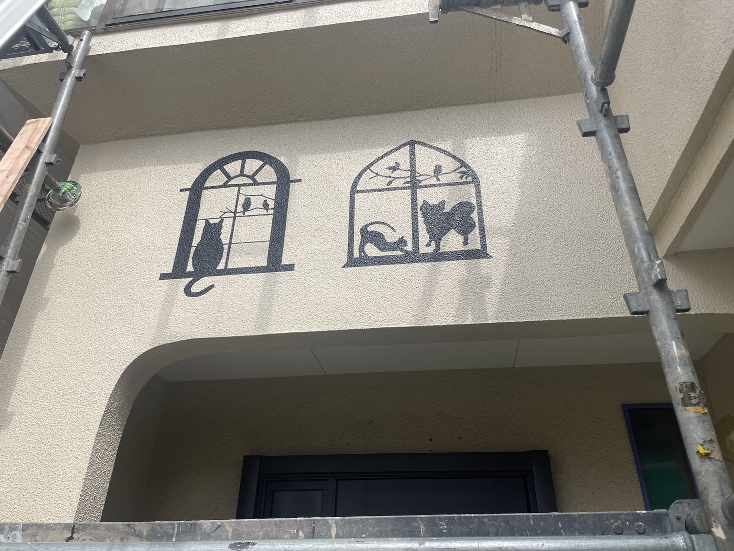 2枚の窓際に猫が合計3匹いるアート塗装の写真