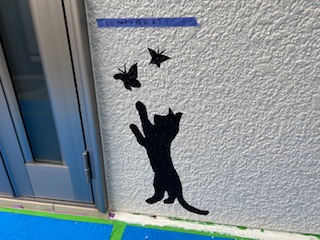 猫が蝶に触ろうとしているアート塗装の写真