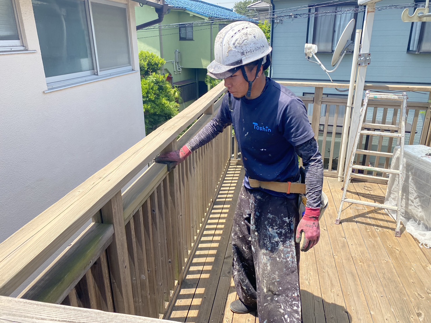 粗めのたわしで汚れを落とす写真